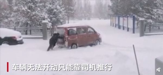 内蒙古突发强降雪堵住门